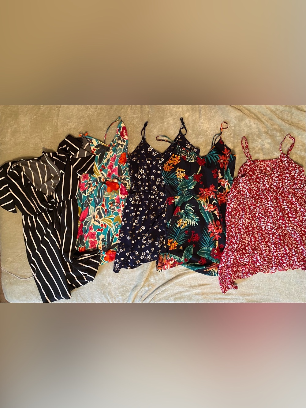 Womens 10 piece lot, 6 dresses, 1 skorts, 3 tops XL